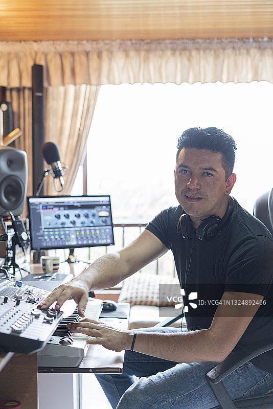 疫情期间在家工作制作音乐的音乐制作人图片素材