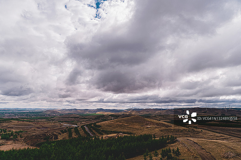 多云天空下的草原图片素材