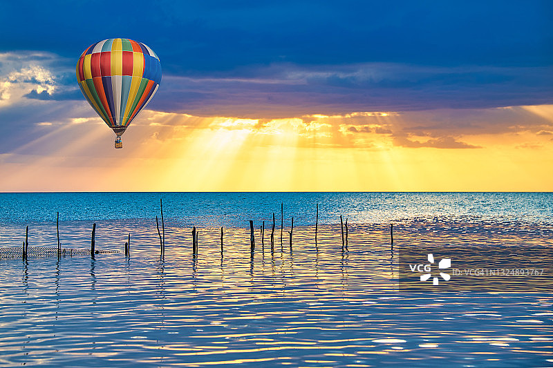 日落时分的超现实热带海滩图片素材