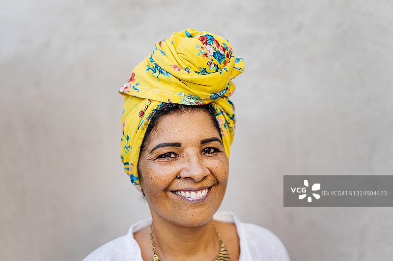 戴着黄色头巾的女人图片素材