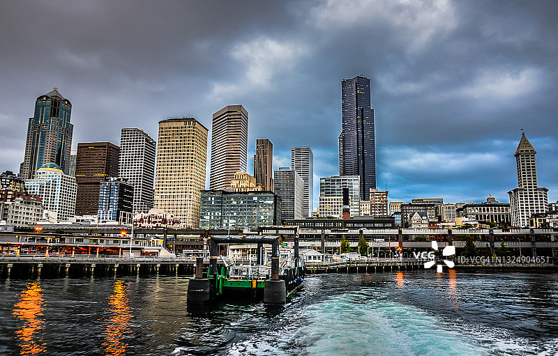 华盛顿州轮渡码头和海滨夜景-西雅图图片素材