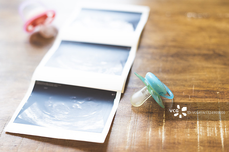 木桌上的超声设备图片素材