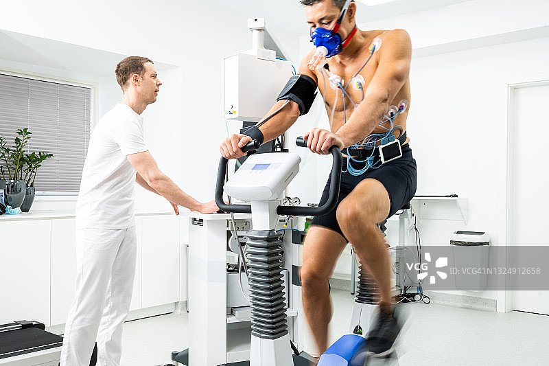 运动员在实验室进行生物识别测试时骑动感单车图片素材