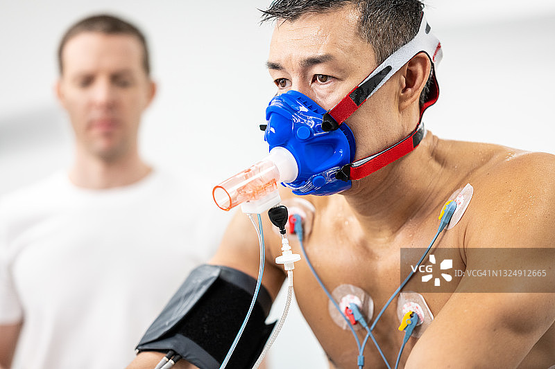 医生在生物测试中监测混血运动员图片素材