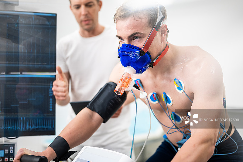运动员在实验室进行生物识别测试时骑动感单车图片素材