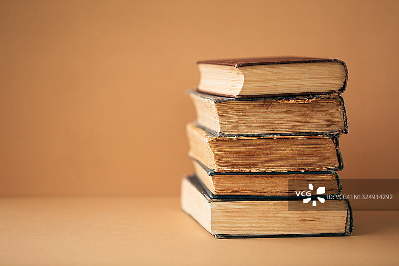 米色背景上的书堆图片素材