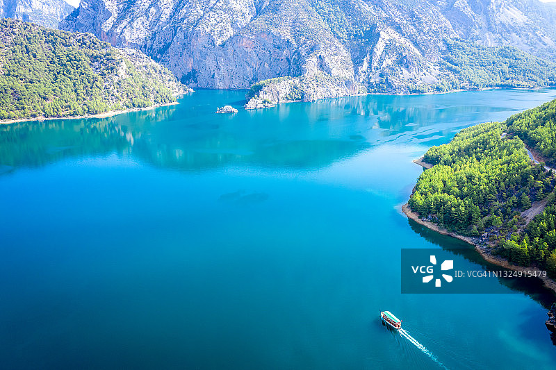 绿色峡谷中的水坝湖泊，欣赏土耳其托罗斯山脉和湖泊碧绿的湖水，马纳夫加特图片素材