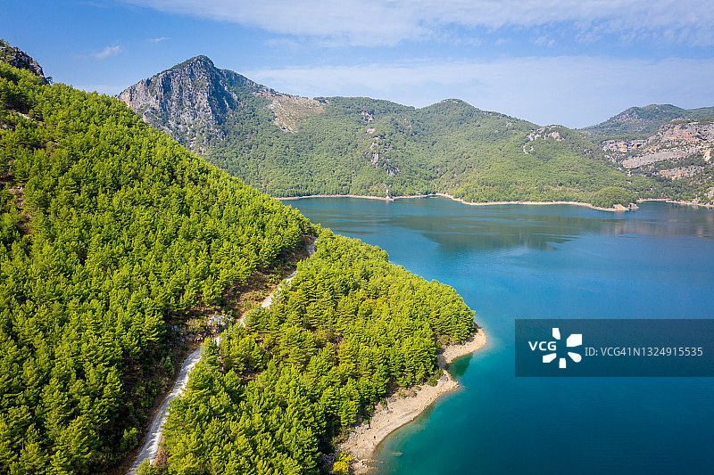 土耳其马纳夫加特，绿色峡谷水坝湖及金牛山美景图片素材
