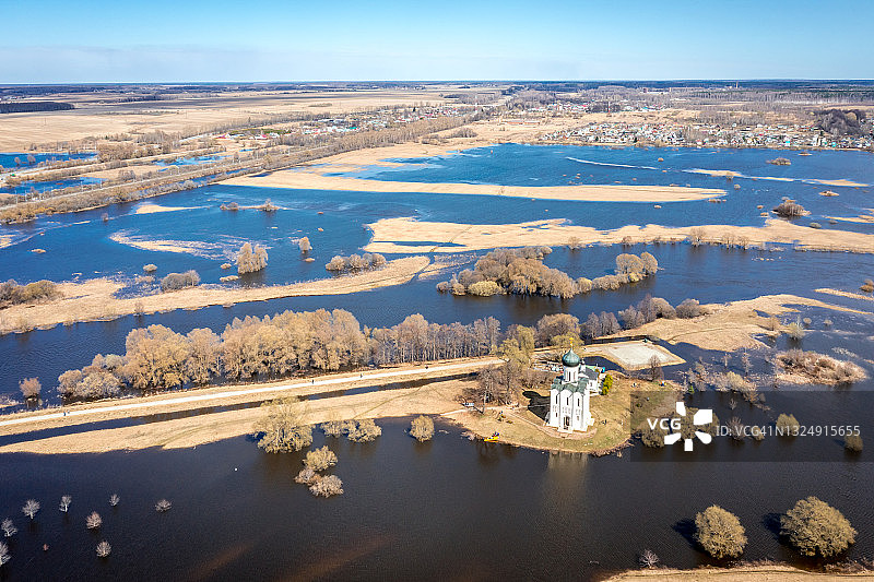 河流春汛淹没田野：涅尔利河代祷教堂无人机航拍（联合国教科文组织收录），位于俄罗斯弗拉基米尔的金环图片素材