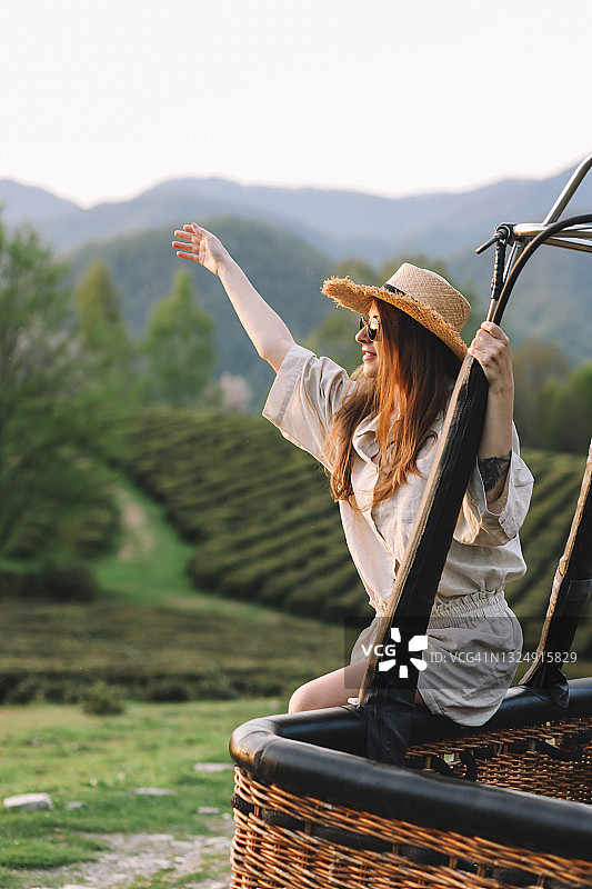 在茶园中享受旅行的快乐女游客图片素材