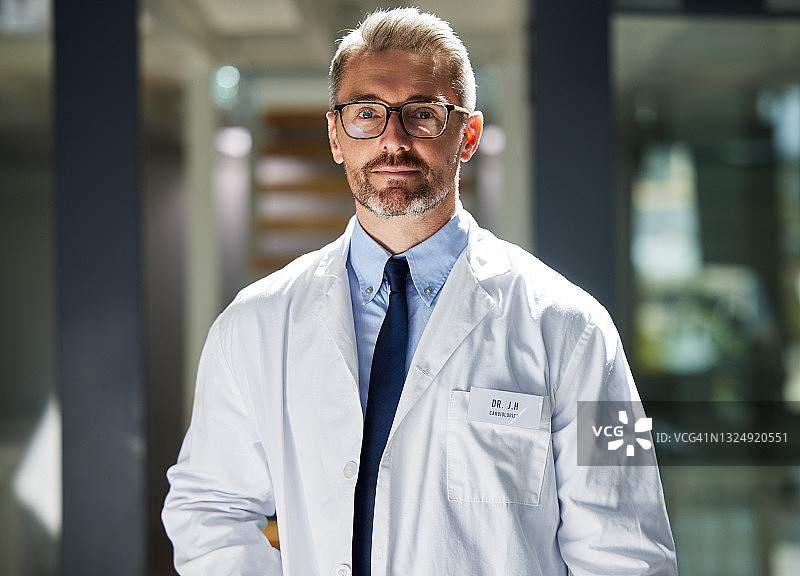 站在医院里的成熟医生肖像图片素材