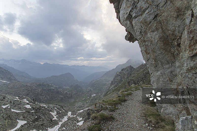 多云天气下的山路图片素材