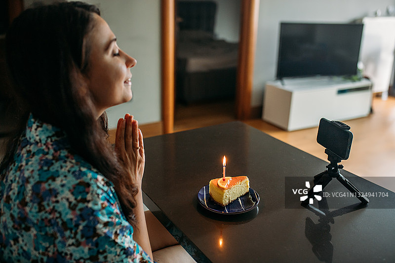 新冠疫情封锁期间独自在家庆祝生日的女人图片素材