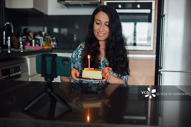 Vlog博主直播，与粉丝一同庆祝生日图片素材