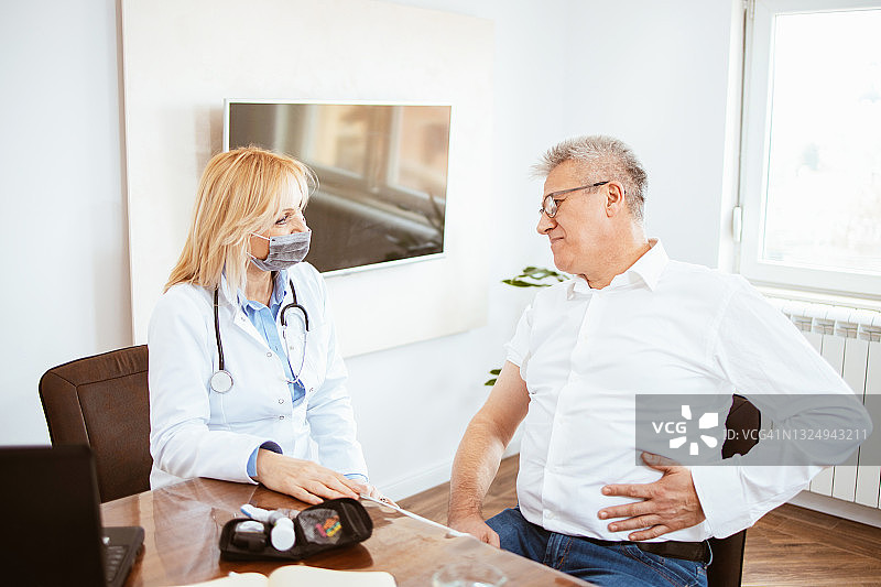 病人向医生诉说肾痛图片素材