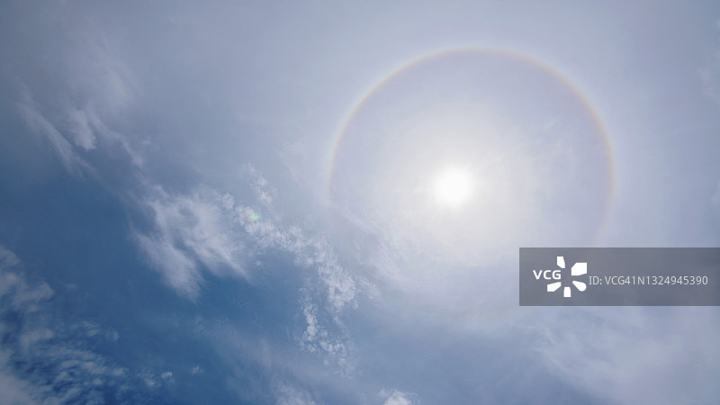 蓝天中的太阳光晕图片素材
