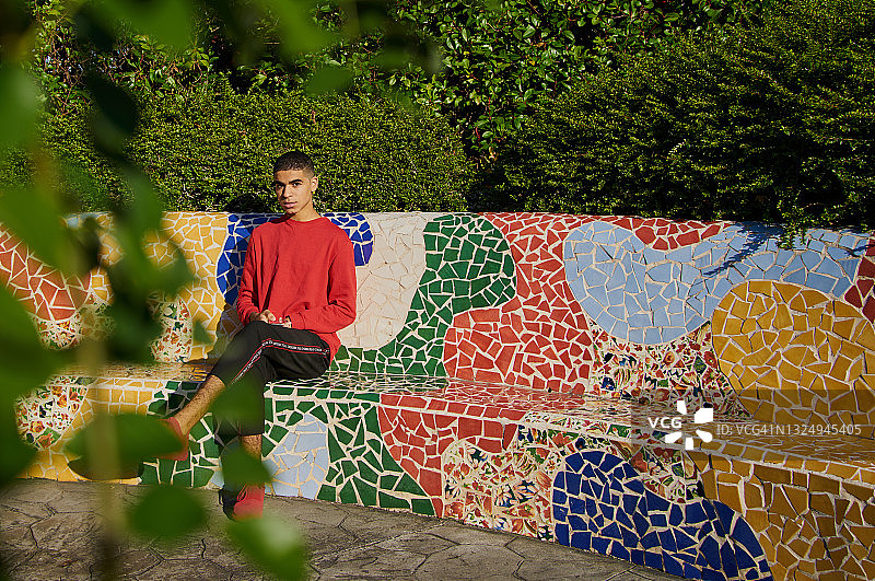 坐在外面的摩洛哥男人看着镜头微笑图片素材