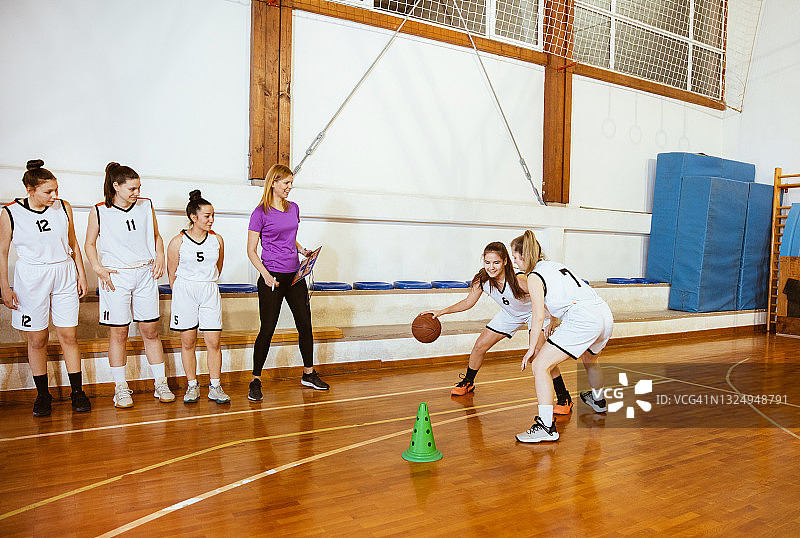 有女教练的女子篮球队图片素材