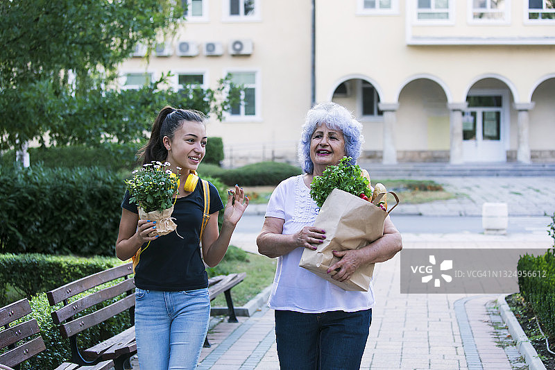 快乐的奶奶和孙女在购物后图片素材