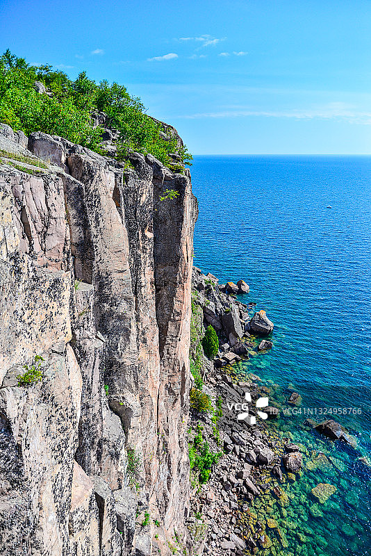 明尼苏达州苏必利尔湖畔的峭壁岬岩层图片素材
