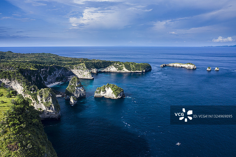 印度尼西亚巴厘岛努沙佩尼达钻石海滩海岸线图片素材