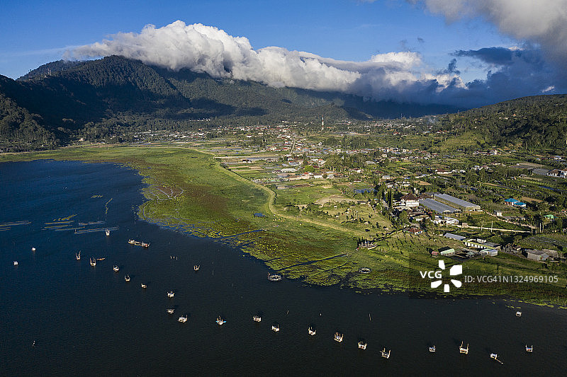 在印度尼西亚巴厘岛布扬湖上的钓鱼平台图片素材