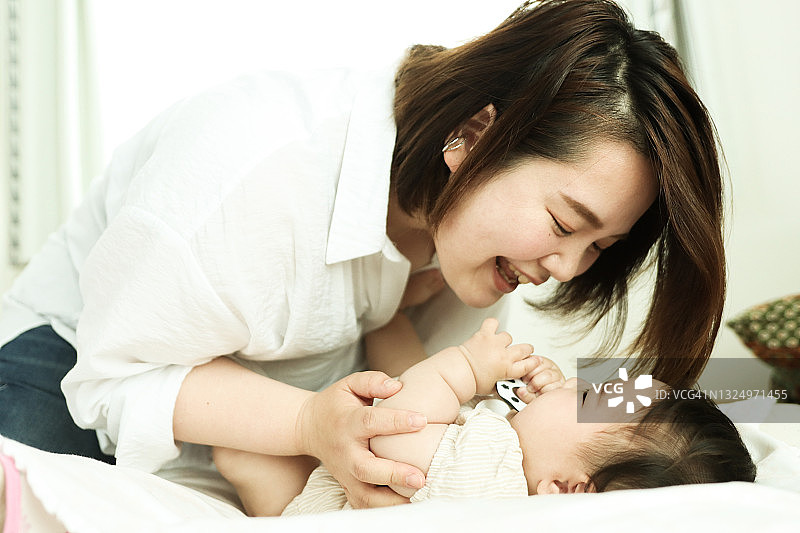 亚洲母亲和宝宝玩耍图片素材
