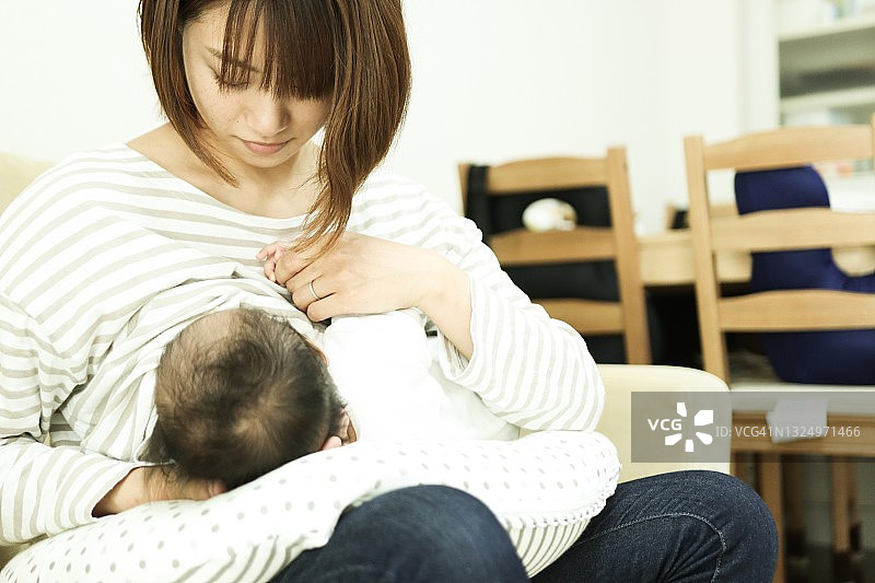 亚裔妈妈给宝宝喂母乳图片素材