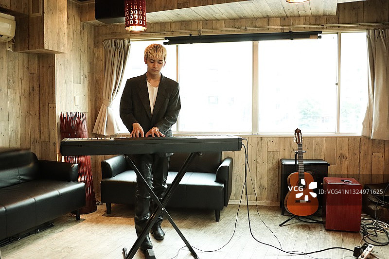 男人弹钢琴图片素材