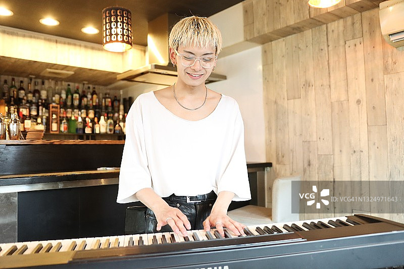 男人弹钢琴图片素材