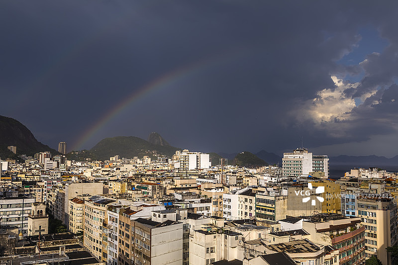日落时分巴西里约热内卢的彩虹图片素材