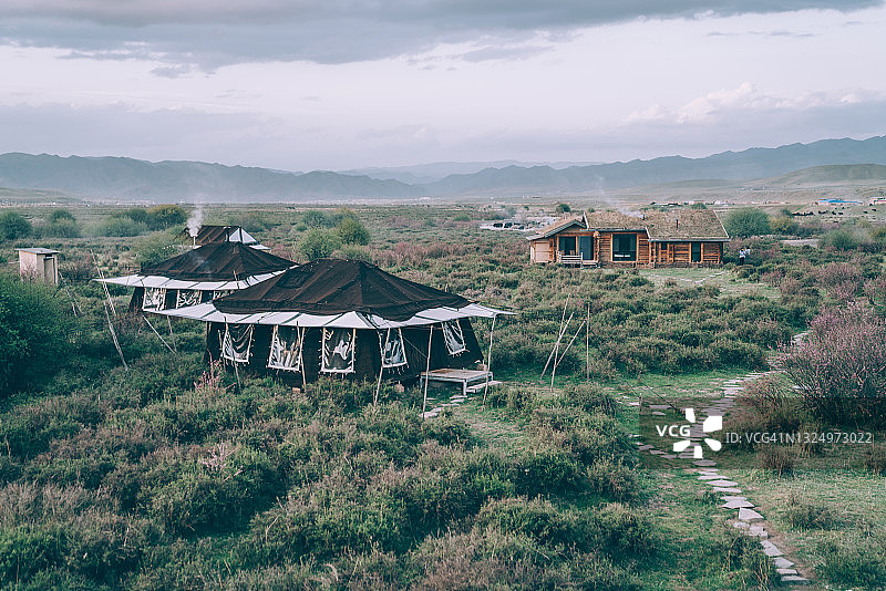 在草原上的豪华露营图片素材
