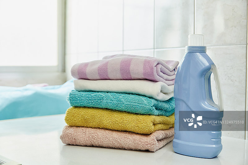 桌子上堆叠的柔软彩色毛巾与复制空间图片素材