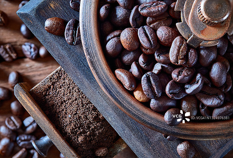 带烘焙咖啡豆的复古咖啡研磨机图片素材