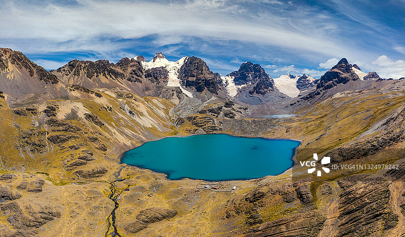玻利维亚安第斯山脉科迪勒拉雷阿尔的康多里里峰和湖泊全景图片素材