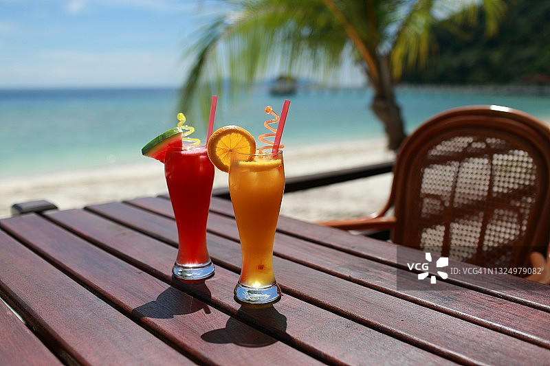 热带海滩边的果汁杯图片素材