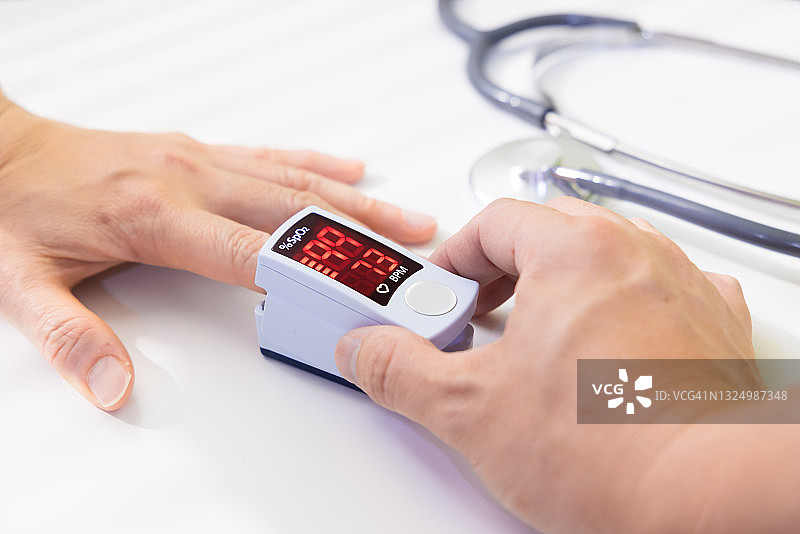 女人使用脉搏血氧仪图片素材