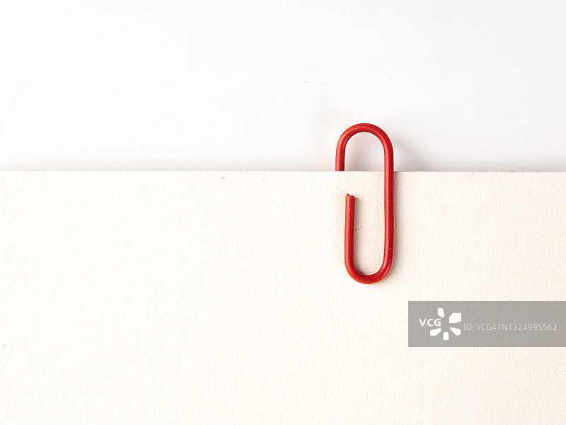 白色背景上的便签和回形针图片素材