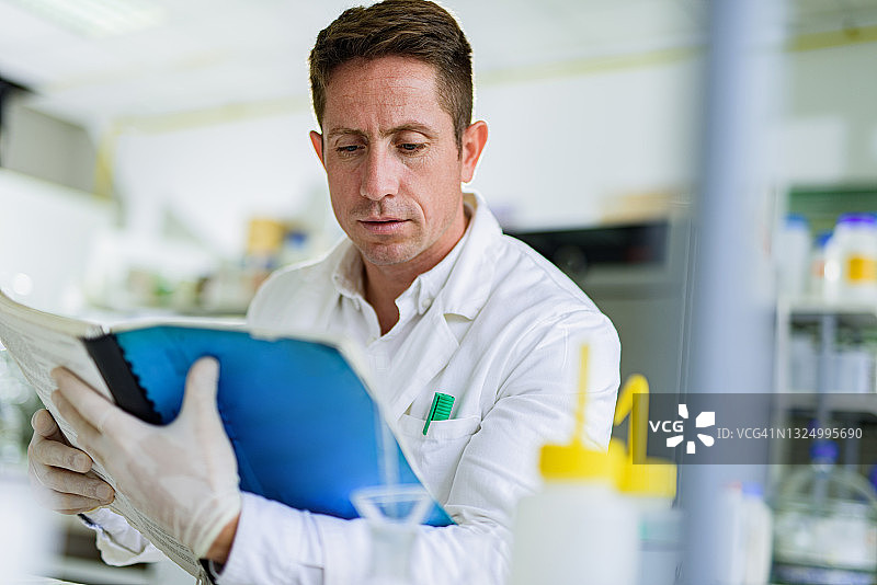科学家在实验室中读取医疗数据图片素材