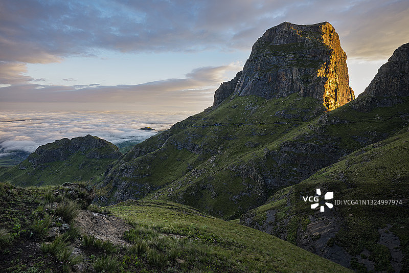 南非德拉肯斯堡哨兵峰清晨景色图片素材