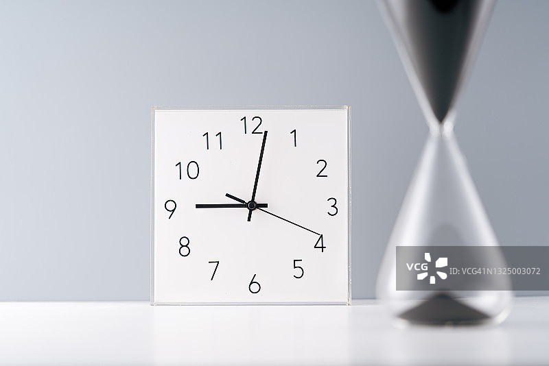 黑色沙漏后的时钟图片素材