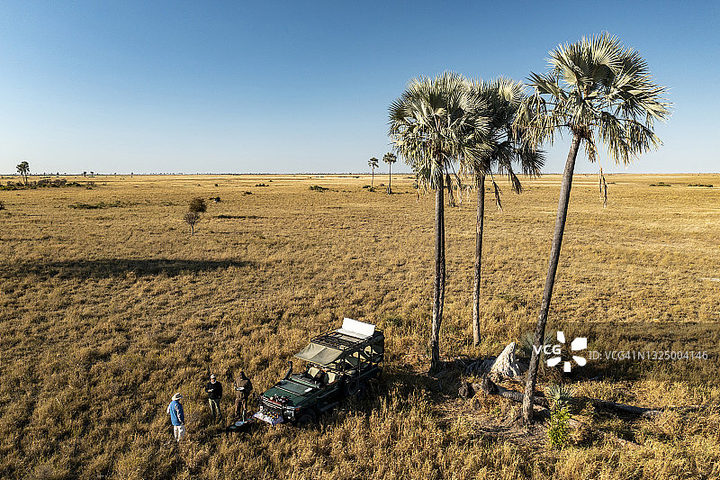游客在博茨瓦纳马卡迪卡迪盐沼的壮观景色中享用咖啡航拍图片素材