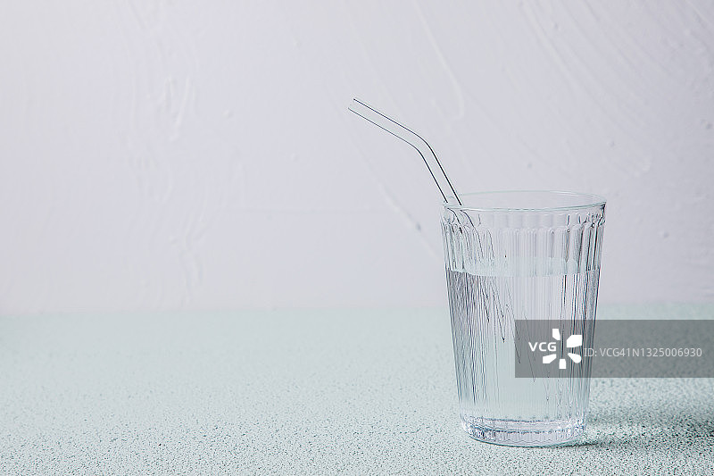 带玻璃吸管的饮用水图片素材