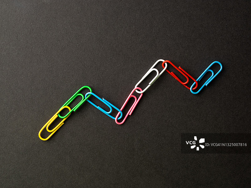 黑色背景上的彩色图表图片素材