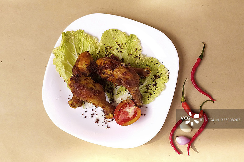 一盘美味的香脆炸鸡图片素材