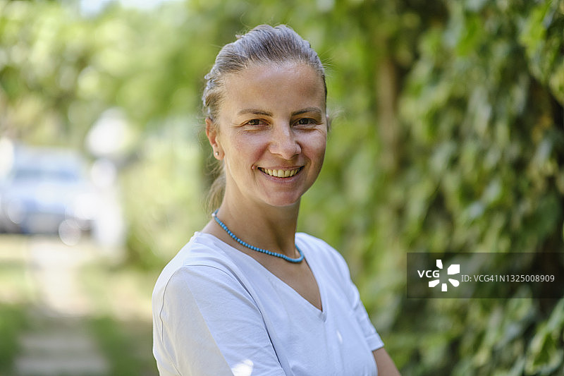 面带微笑看向镜头的女人图片素材