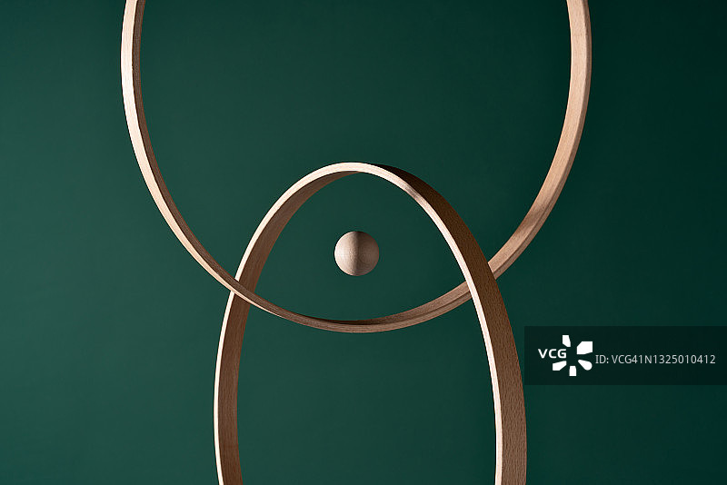 相交环中心的木制球体图片素材