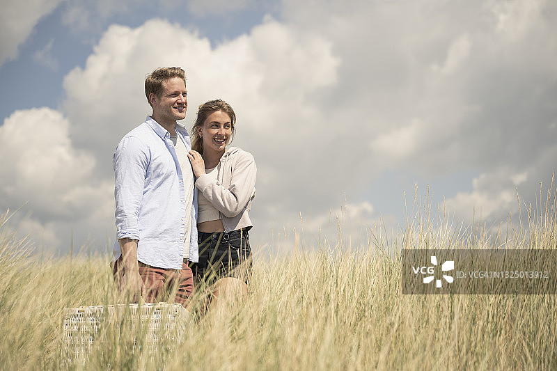 在海滩度假的快乐游客图片素材