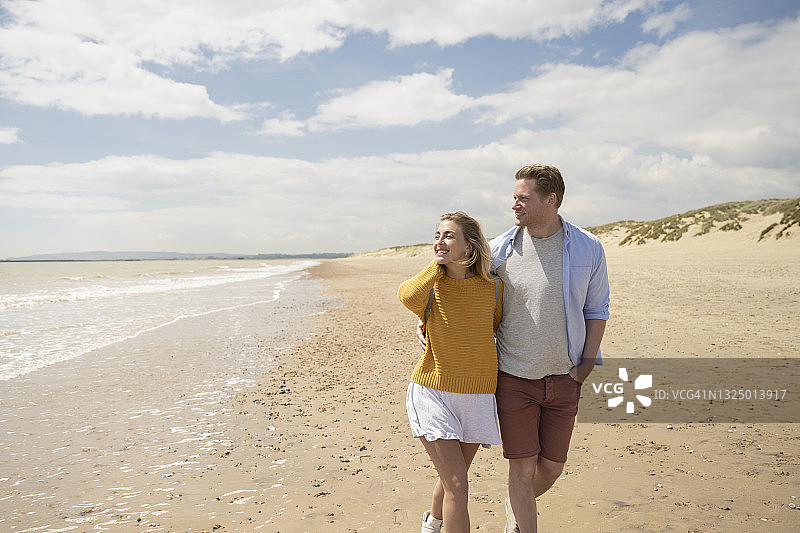 情侣在海滩享受春季假期图片素材