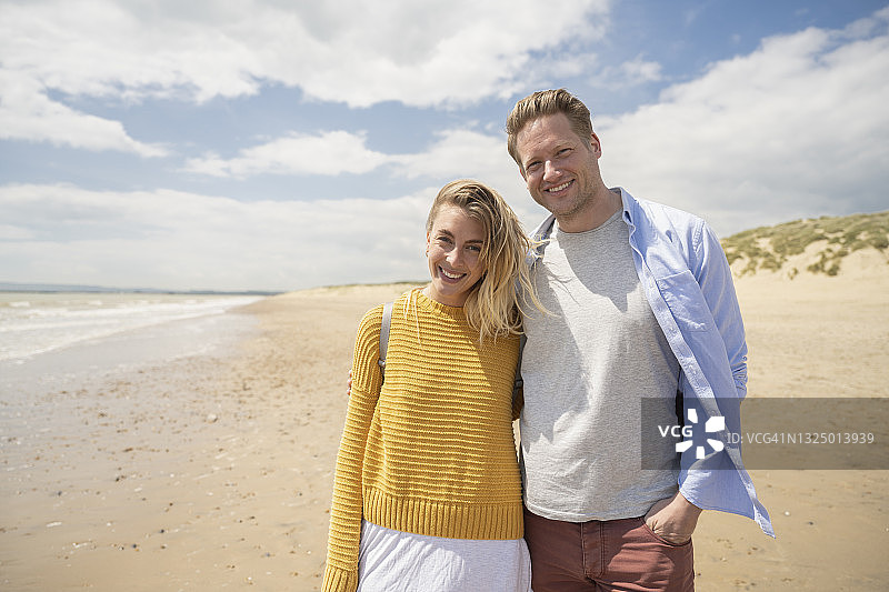 快乐夫妇享受海滩假期的抓拍图片素材